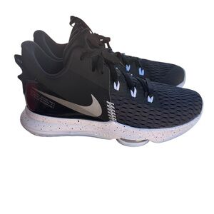 Nike LeBron Witness 5 Black
Metallic Silver CQ9380-001